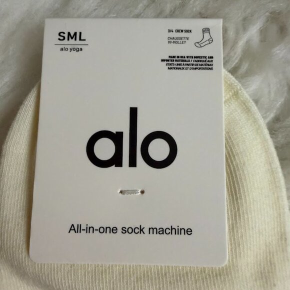 Alo Yoga Logo Crew Socks Ivory S/M NWT - Picture 4 of 4